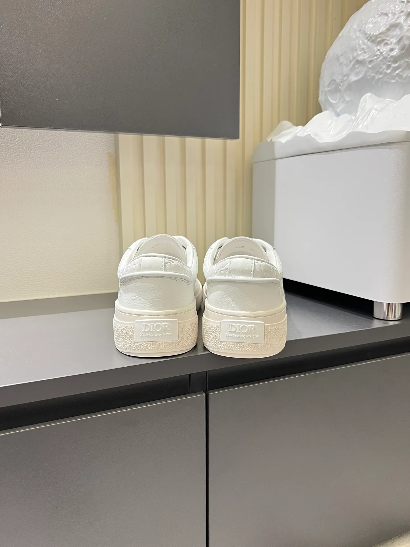 p440 DIOR* Dior B33 sneakers, brown and cream-white jacquard fabric with brown high mercerized suede upper, new for fall 2025, reinterpretation of classic tennis shoes, with a stylish silhouette that highlights a thick feel. Crafted from brown and cream-white jacquard with Oblique print and suede panels, it features a distinctive padded tongue embossed with the Dior signature, wide blue mohair laces and brass eyelets with a matte brown finish. The cream-white Dior Oblique patterned rubber sole, enhanced by the contrasting Dior 30 Avenue Montaigne signature on the rear, adds a stylish edge to casual looks. Men's model 38-44 (45 is custom-made and cannot be returned or exchanged)